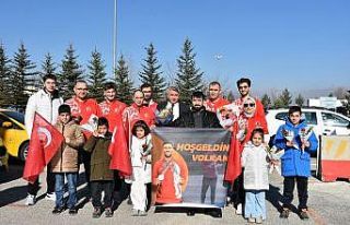 Olimpiyat fatihi çiçeklerle karşılandı