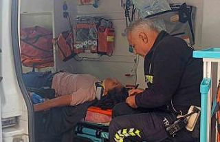 Önündeki araca çarpmamak için fren yapan motosikletli...