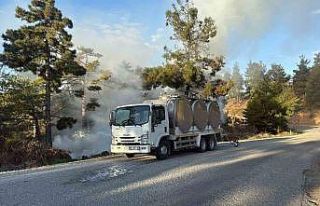 Orman yangınında alevlere sütle müdahale etti