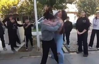 Ortaokullu kızlar birbirine girdi, arkadaşları...