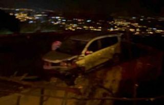 Osmaniye’de hafif ticari araç evin damına düştü:...