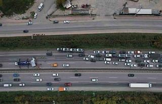 Otobanda tır ile çarpışan nakliyat kamyonu devrildi,...