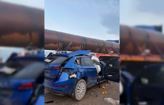 Otomobil, demir boru yüklü tırla çarpıştı:...