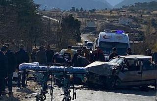 Otomobil hafif ticari araçla çarpıştı: 3 yaralı