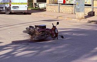 Otomobil ile çarpışan motosikletin sürücüsü...