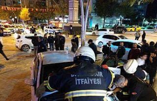 Otomobil, iş yeri merdivenine çarptı: 4 yaralı