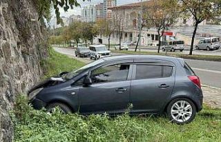 Otomobil istinat duvarına çarptı: İdmana giden...