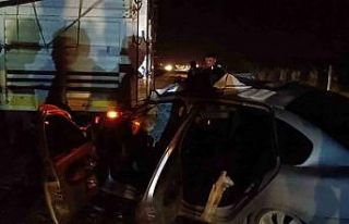 Otomobil kamyona çarptı: 2 yaralı