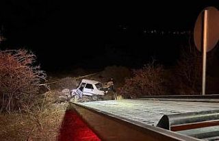 Otomobil kayalıklara çarptı: 1 ölü, 1 yaralı