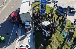 Otomobilin tırın altına girdiği kaza kamerada