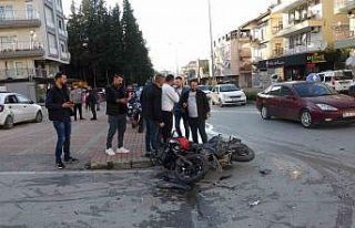 Otomobille çarpışan motosikletli, metrelerce havaya...