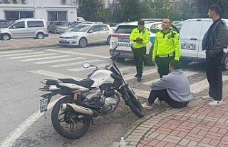 Otomobille çarpışan motosikletli tedaviyi kabul...