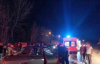 Otomobiller kafa kafaya çarpıştı: 7 yaralı