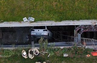 Otoparktan çıkan kadın sürücü araçlara çarparak...