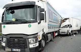 Otoyolda geri geri gelen tıra kamyonet çarptı:...