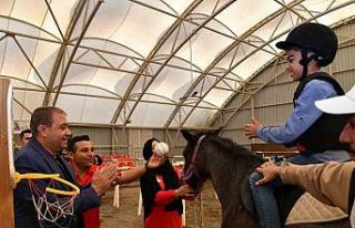 Özel özel ihtiyaç sahibi çocuklara atla terapi