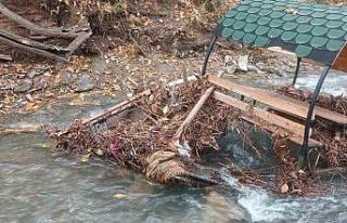 Palu’da Teke Deresi taştı: banklar sürüklendi