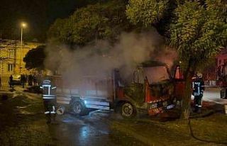 Park halinde alev alan kamyon hareket etti