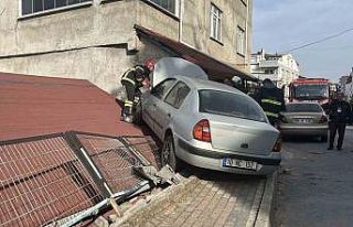 Park halindeki araca çarpan otomobil evin çatısına...
