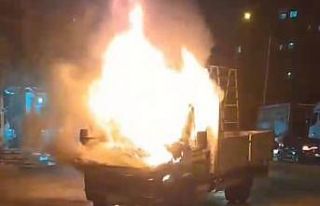 Park halindeki kamyonet alevlere teslim oldu