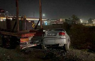 Park halindeki tıra çarpan otomobildeki 2 kişi...