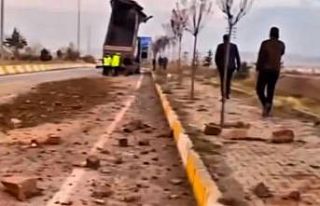 Patnos’ta damperi açık kalan tır kemere çarptı