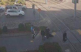 Polis, rahatsızlanan kadının yanından biran olsun...