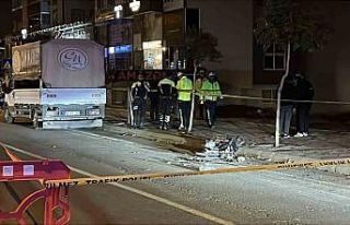 Polisten kaçan motosikletli, park halindeki kamyonete...