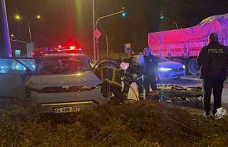 Porselen hammaddesi yüklü kamyon otomobille çarpıştı:...