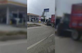 Refüjden yolun karşısına geçmek isteyen traktöre...