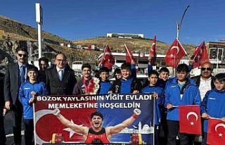 Rekor kırarak dünya şampiyonu olan milli halterci...