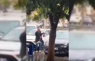 Sağanak yağmur altında arabasını yıkadı
