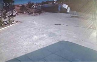 Saman balyalarının yüklü olduğu tır yan yattı