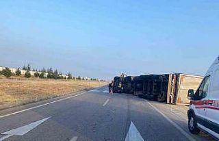 Saman yüklü tır devrildi