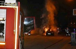 Samsun’da park halindeki otomobil yanarak kullanılamaz...