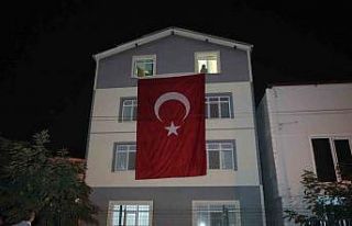 Samsunlu şehidin baba evine Türk bayrağı asıldı