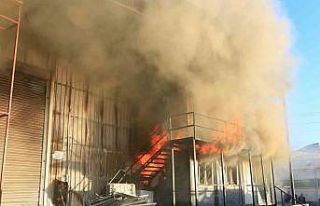 Sandalye üretim atölyesi alev alev yandı