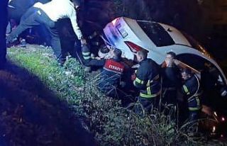 Şarampole uçan otomobilden çıkmak istemedi, ekiplere...