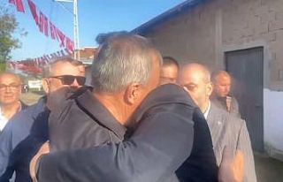 Şehit babası MHP’li başkana sarılıp "Beni...
