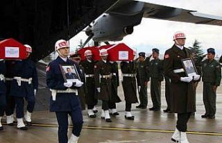 Şehit babasını oyuncağına sarılarak bekledi