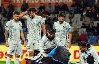 Serdar Dursun ve Jerome Opoku hava topu mücadelesinde...