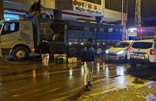 Seyir halindeki kamyonun kasası alev aldı