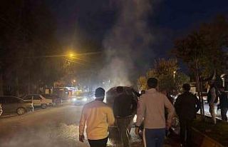 Seyir halindeki otomobil alev aldı