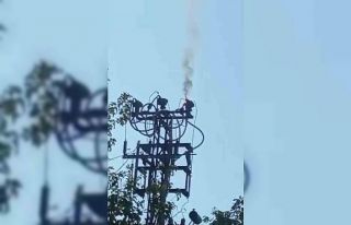 Siirt’te arıza nedeni ile elektrik direğinde yangın...