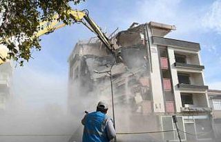 Sındırgı’da yıkım çalışmaları sürüyor