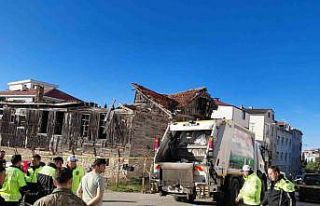 Sinop Belediyesi çöp kamyonu önünden geçen yaşlı...