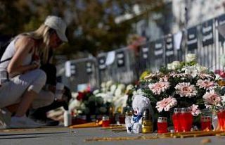Sırbistan’da on binlerce protestocu, tren istasyonu...