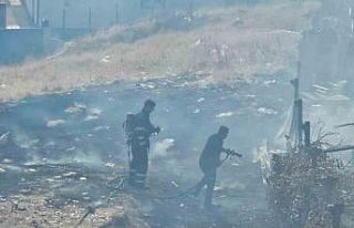Şırnak’ta boş arazideki odun ve lastikler yandı