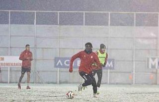 Sivasspor kar altında çalıştı