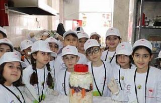 Sivas’ta minikler turşu kurup tarhana paketledi